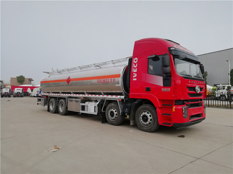 上汽紅巖29.7方前四后八鋁合金運油車，20噸運油車