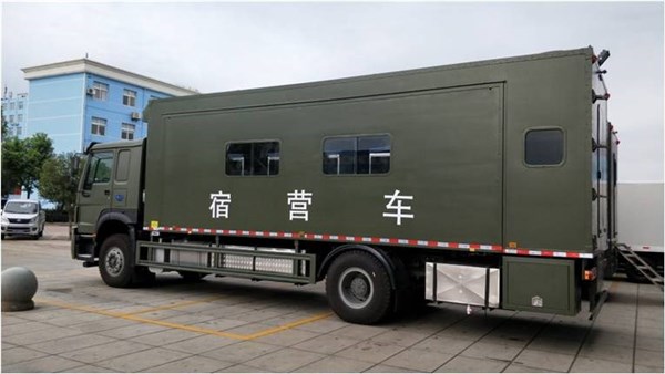 重汽豪沃24人宿營(yíng)車(chē)