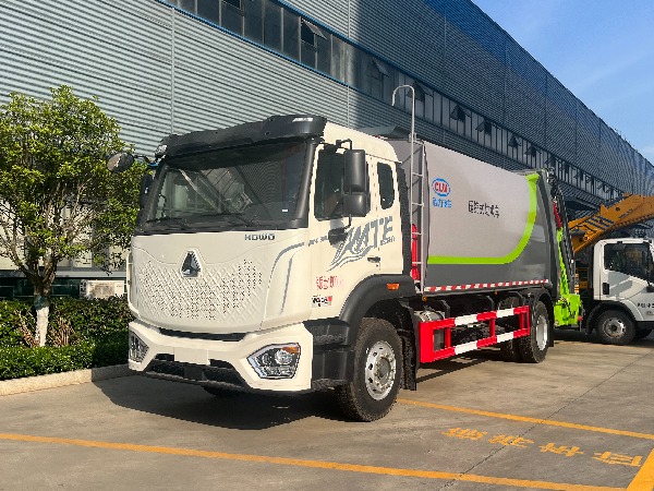 16-18方重汽豪沃壓縮式垃圾車(chē)